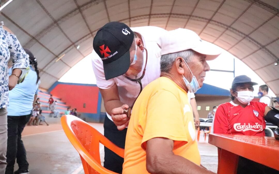 El anciano que llegó cargado y salió caminando