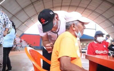 El anciano que llegó cargado y salió caminando