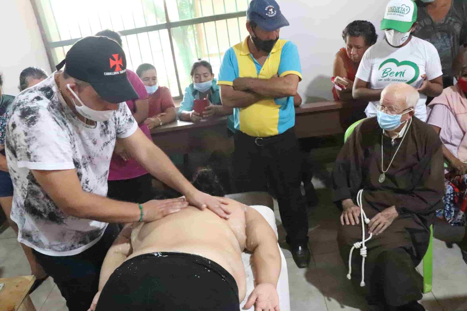 Imagen dr Alejandro unzueta sanando a una persona.